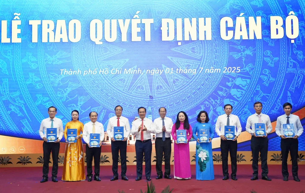 tp-hcm-trao-quyet-dinh-bo-nhiem-giam-doc-pho-giam-doc-cac-so-1.jpg