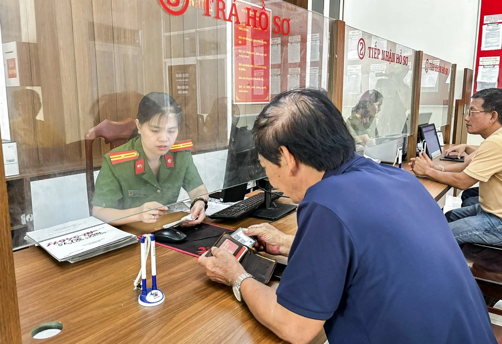 Chính quyền 2 cấp: Lập 'đại lý' trung tâm phục vụ hành chính công