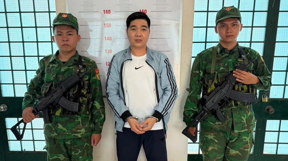 Trốn truy nã vì cướp tài sản, nam thanh niên bị bắt khi nhập cảnh từ Campuchia, cửa khẩu quốc tế mộc bài