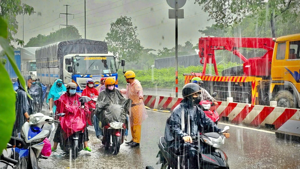 CSGT TP.HCM nêu ra nhiều biện pháp ứng phó mưa bão, triều cường tai nạn đuối nước