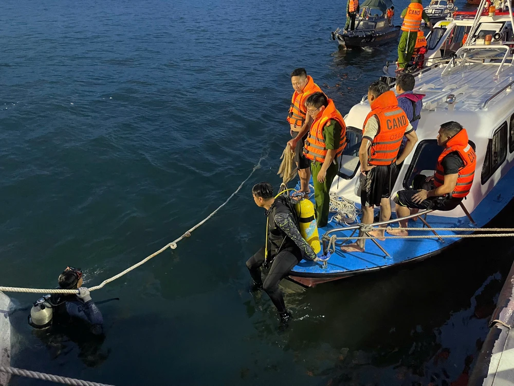 Hơn 20 tiếng tìm kiếm nạn nhân vụ tàu Vịnh Xanh 58 chìm trên vịnh Hạ Long