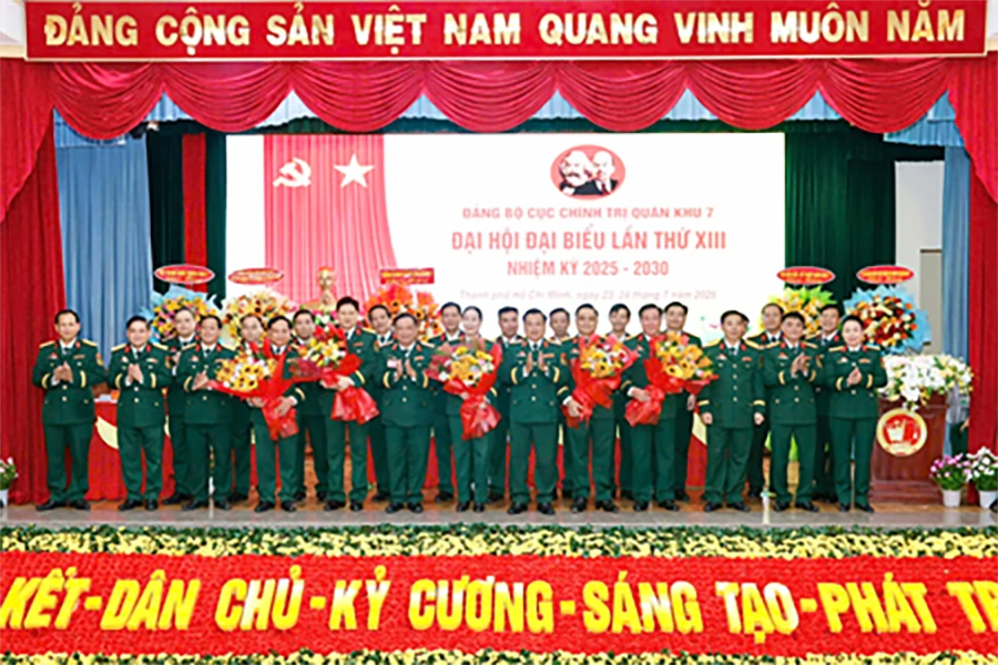 dai-ta-tran-duc-thang-giu-chuc-bi-thu-dang-uy-cuc-chinh-tri-quan-khu-7-1.jpg