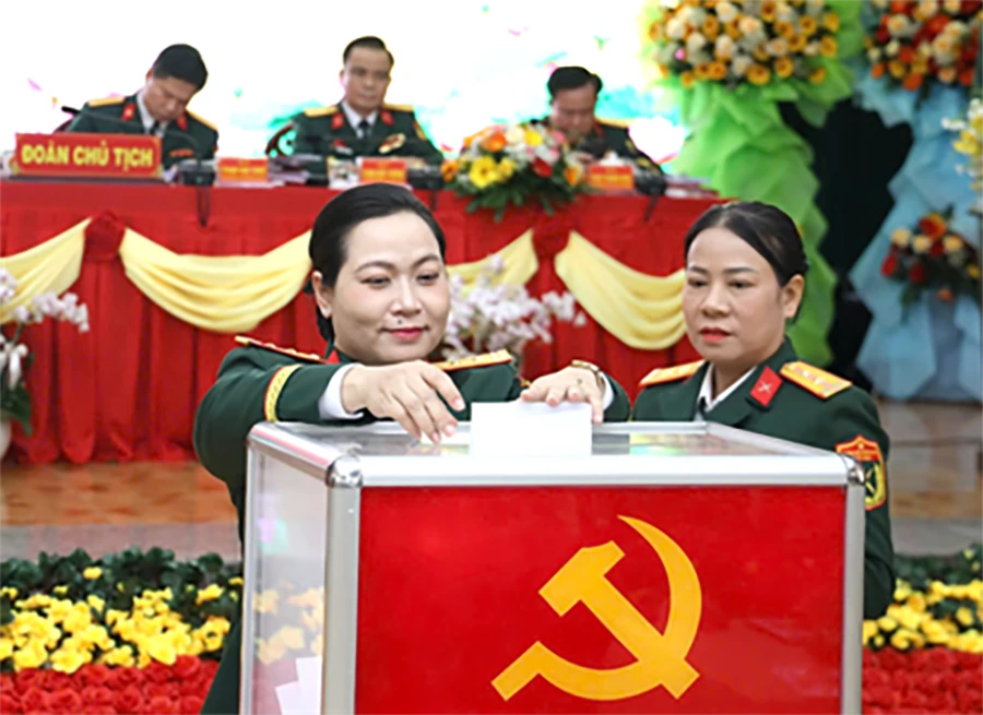 Đại tá Trần Đức Thắng giữ chức Bí thư Đảng ủy Cục Chính trị Quân khu 7