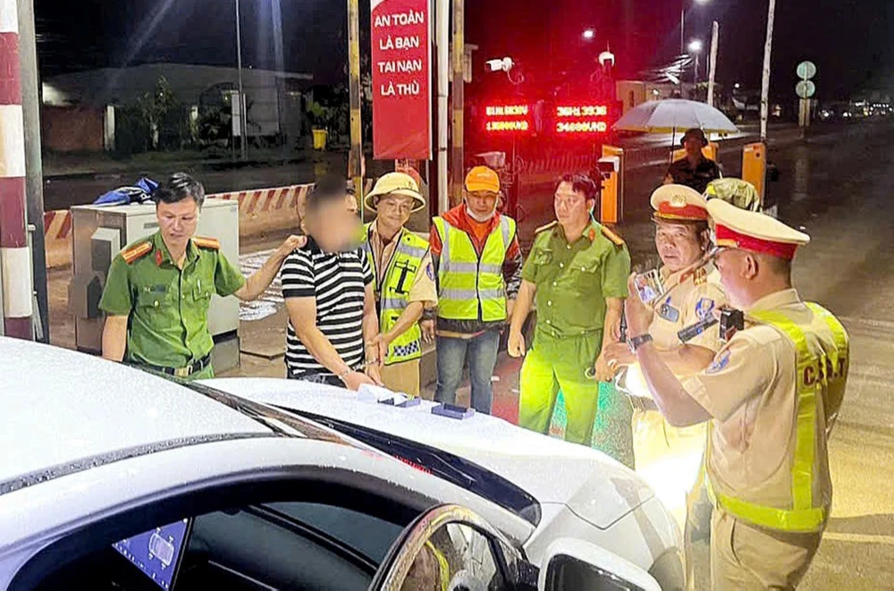 Vừa đến trạm BOT thấy CSGT, tài xế ô tô bất ngờ mở cửa bỏ chạy