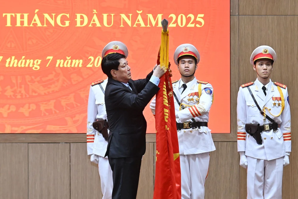 80-nam-cong-an-nhan-dan-viet-nam-cung-toan-dan-trong-su-nghiep-xay-dung-va-bao-ve-to-quoc.jpg