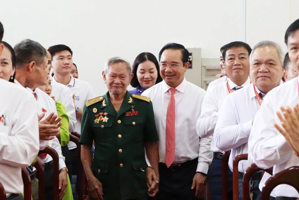 Chủ tịch UBND TP.HCM Nguyễn Văn Được dự đại hội phường đông dân nhất thành phố