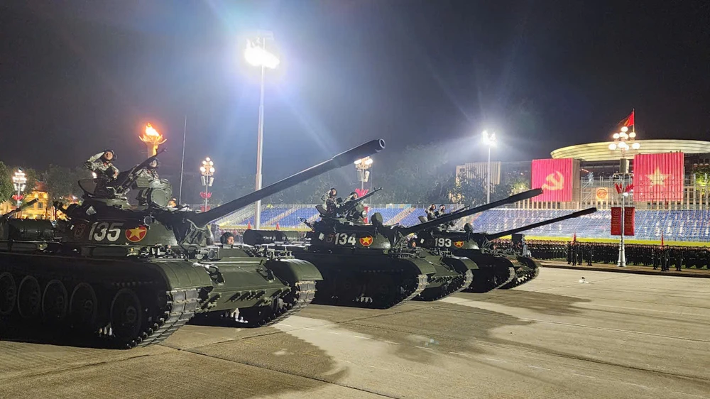 Đoàn xe tăng, thiết giáp tiến vào lễ đài. Ảnh: ĐẶNG TRUNG