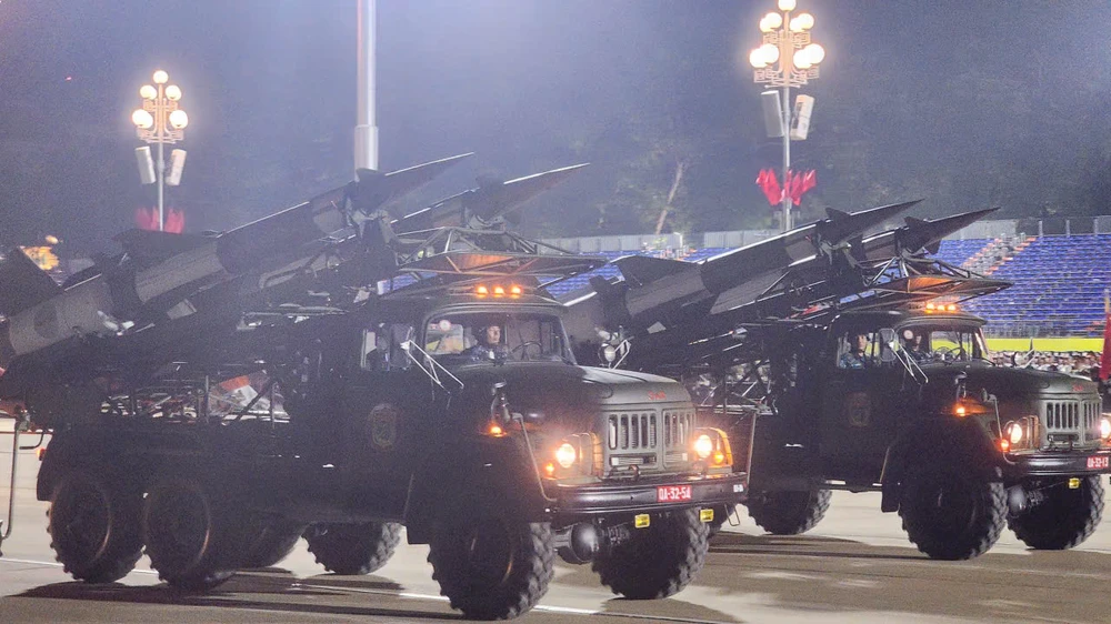 Các hệ thống tên lửa diễu qua lễ đài. Ảnh: ĐẶNG TRUNG