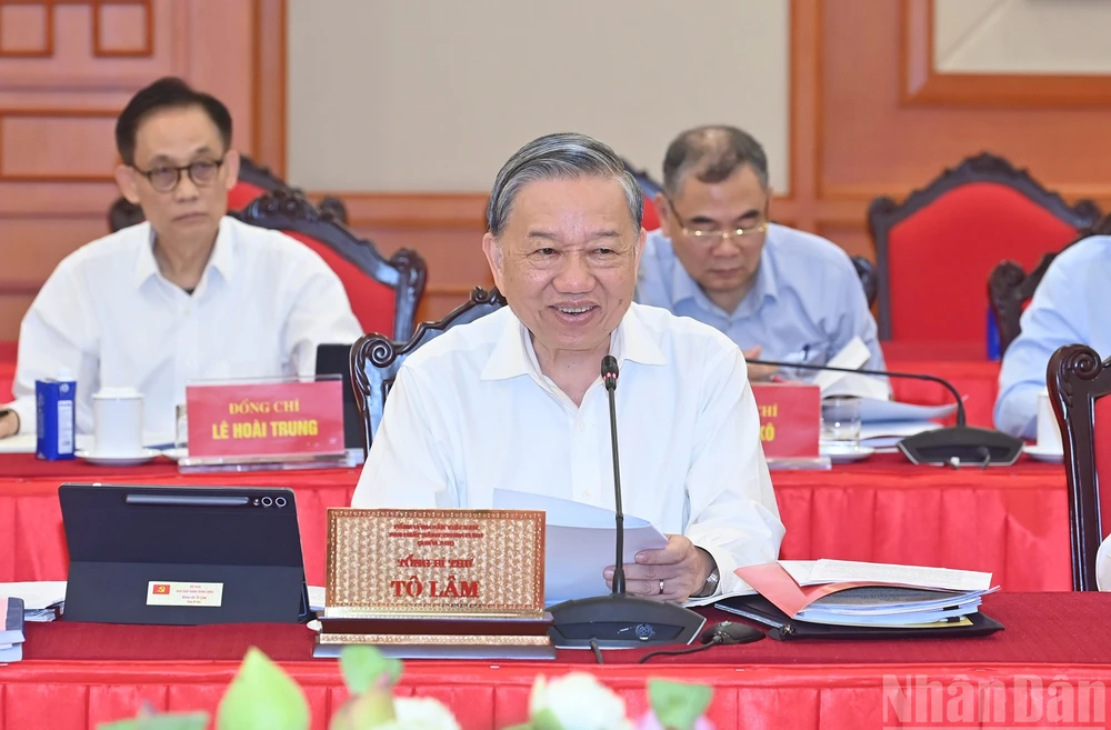 Tổng Bí thư chủ trì cuộc làm việc của Bộ Chính trị với Ban Thường vụ Thành ủy Hà Nội và TP.HCM