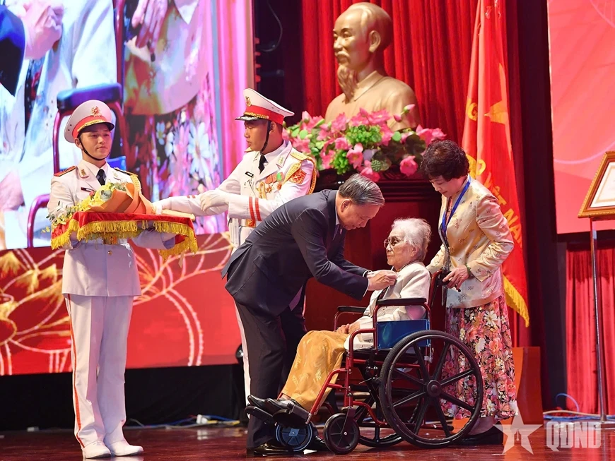 Tổng Bí thư Tô Lâm trao danh hiệu Anh hùng Lao động cho nguyên Phó Chủ tịch nước Nguyễn Thị Bình