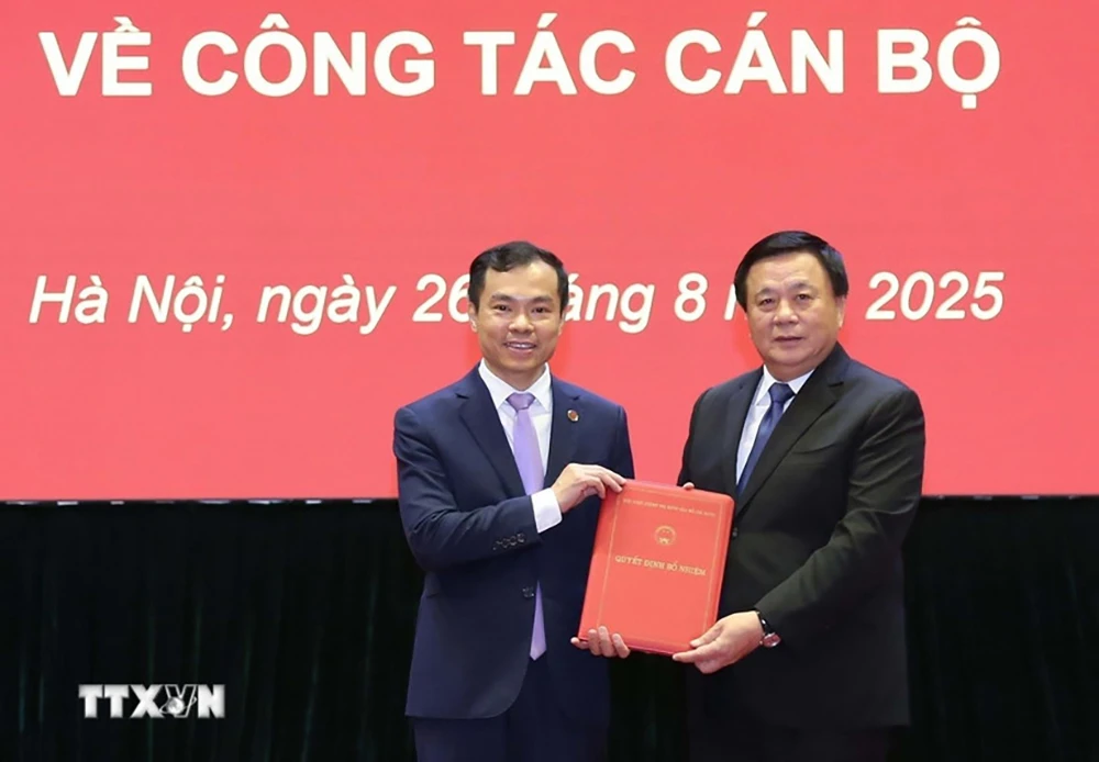 PGS-TS Nguyễn Mạnh Hùng giữ chức Phó Giám đốc Học viện Chính trị quốc gia Hồ Chí Minh