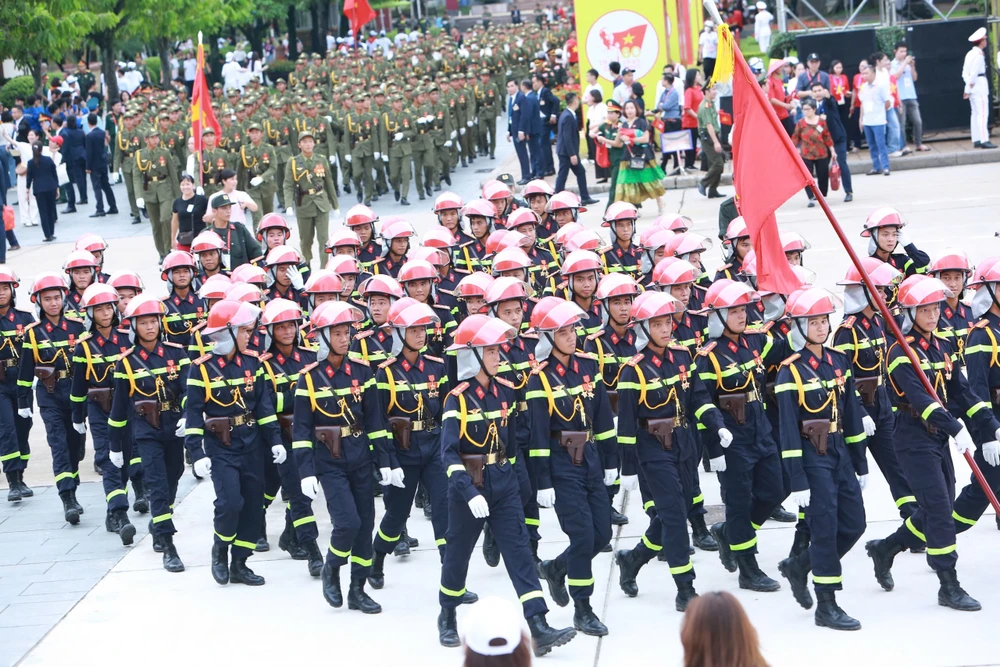 A80-Ngay-27-8-le-dieu-binh-dieu-hanh-dang-trung-congan-quandoi-2.jpg