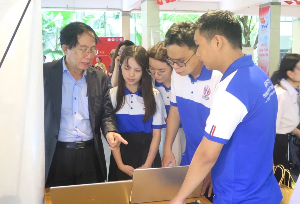 Bộ Chính trị nêu mục tiêu phát triển 3-5 đại học tinh hoa đẳng cấp quốc tế