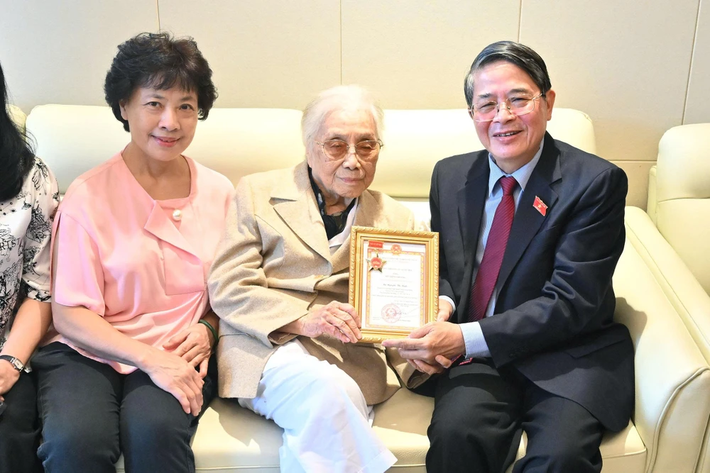 Nguyên Phó Chủ tịch nước Nguyễn Thị Bình nhận kỷ niệm chương Vì sự nghiệp Quốc hội