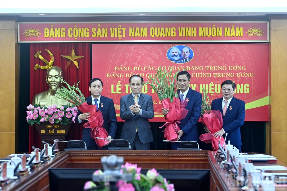 Tổng Bí thư Tô Lâm trao Huy hiệu 45 năm tuổi Đảng tặng ông Phan Đình Trạc