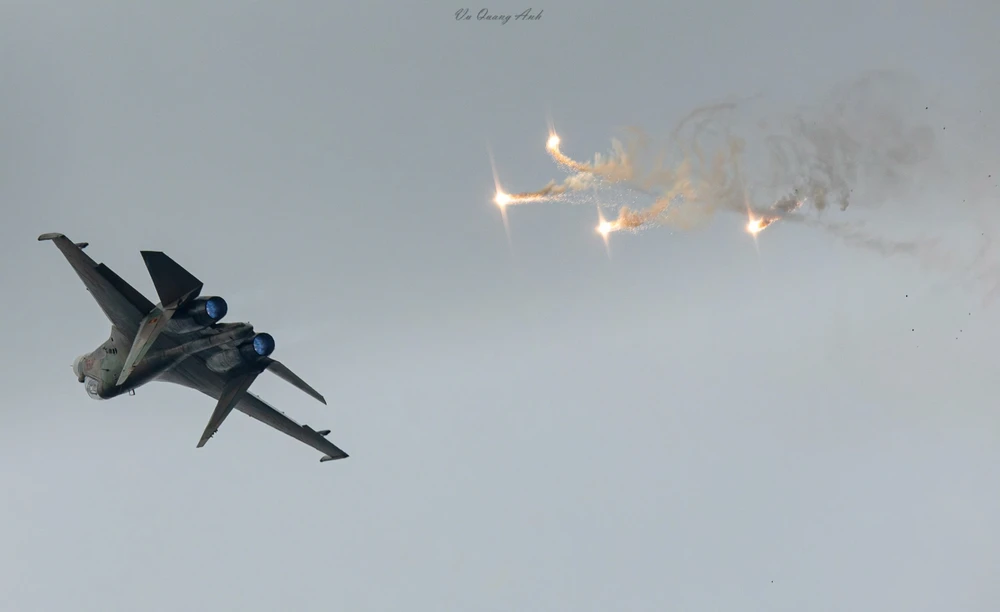 'Hổ mang chúa' Su-30MK2 thả mồi bẫy nhiệt trên bầu trời Ba Đình lễ tổng duyệt