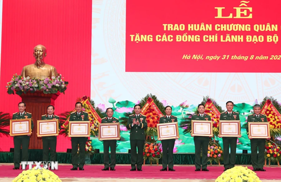 3-dai-tuong-3-thuong-tuong-bo-quoc-phong-duoc-tang-huan-chuong-quan-cong-hang-nhat-2.jpg