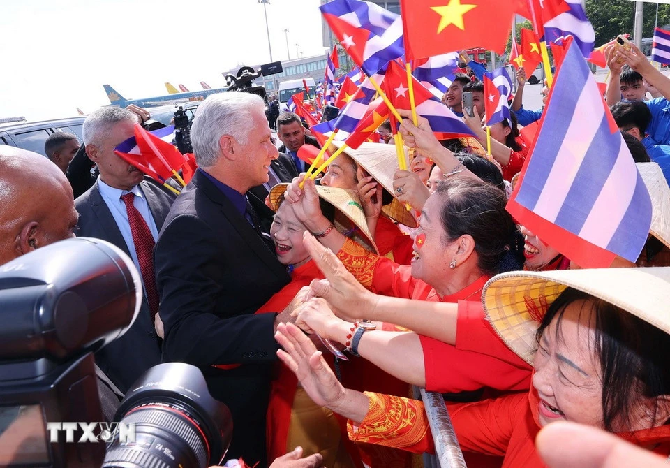 Bí thư Thứ nhất, Chủ tịch nước Cuba và Phu nhân đến Hà Nội, bắt đầu thăm cấp Nhà nước