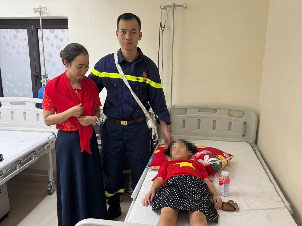 Hành động đẹp của các chiến sĩ Công an TP Hà Nội tại A80