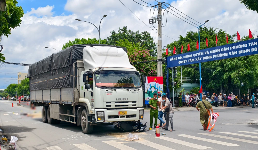 TP.HCM: Đi nhập học, 2 mẹ con nữ sinh tử vong vì va chạm ô tô tải