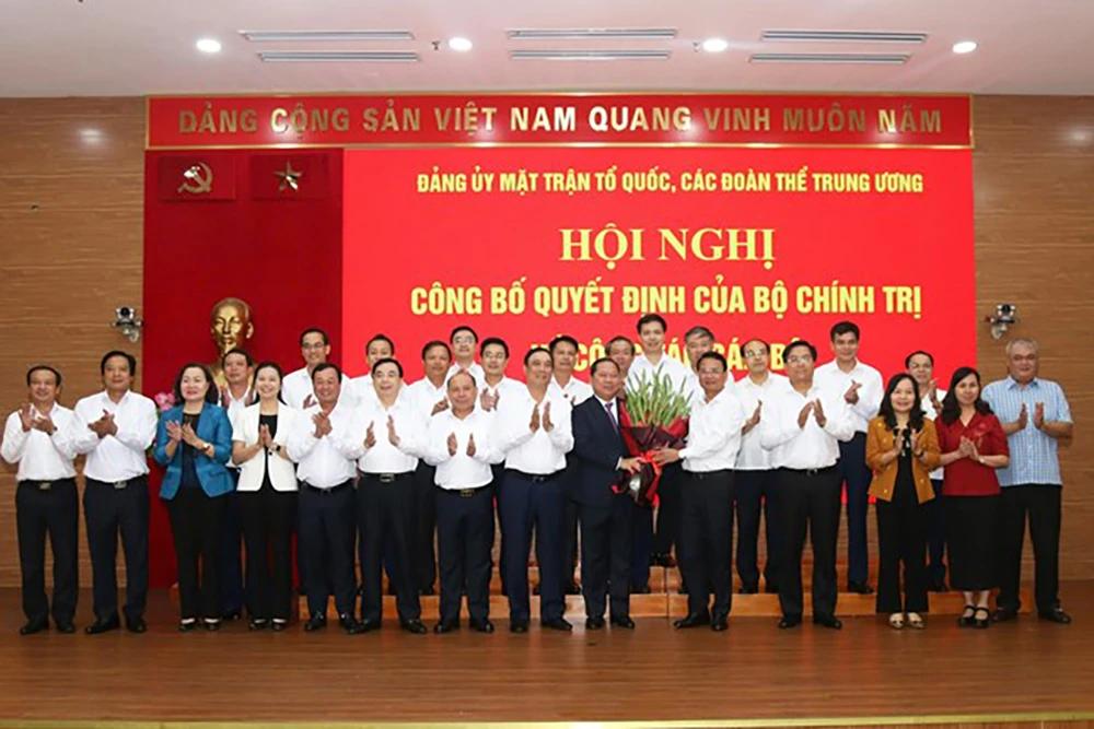ong-nguyen-phi-long-lam-pho-bi-thu-dang-uy-mttq-cac-doan-the-trung-uong.jpg