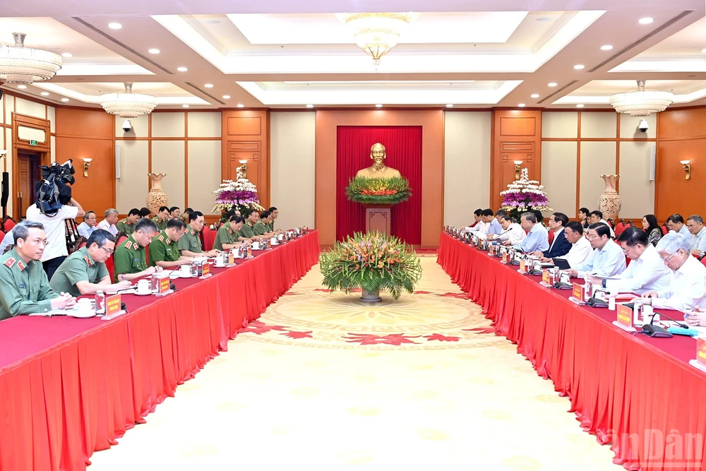 tong-bi-thu-chu-tri-lam-viec-voi-ban-thuong-vu-dang-uy-bo-cong-an-cho-y-kien-ve-phuong-huong-nhan-su.jpg