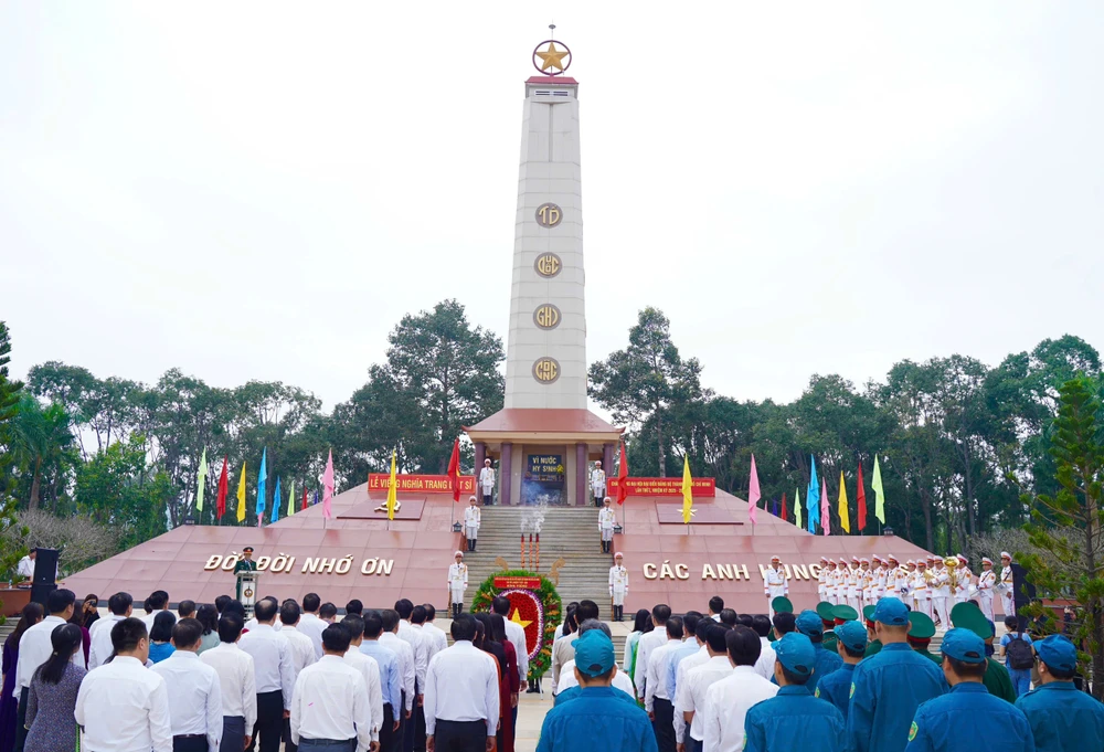 Đoàn đại biểu TP.HCM dâng hoa, tưởng niệm các anh hùng liệt sĩ tại Bình Dương, Bà Rịa - Vũng Tàu (cũ)