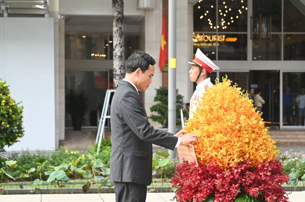 Dang-hoa-tuong-dai-chu-tich-ho-chi-minh-5.JPG