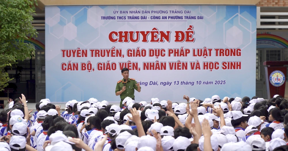 Đồng Nai: Công an tuyên truyền cho 2.000 học sinh, giáo viên về lừa đảo, bắt cóc online