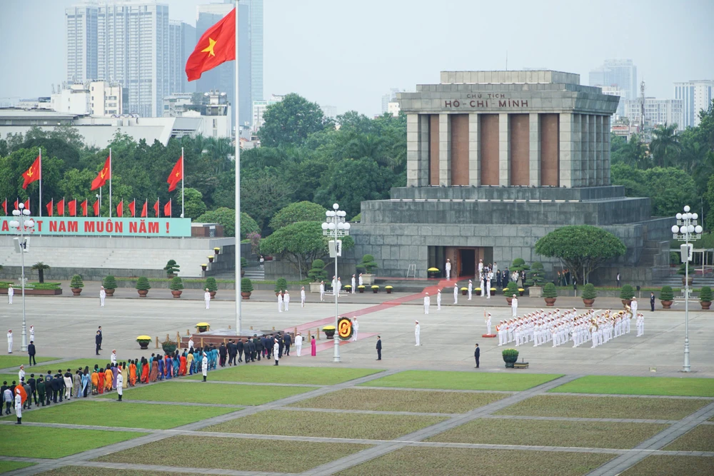 Chùm ảnh: Tổng Bí thư Tô Lâm cùng Lãnh đạo Đảng, Nhà nước và các đại biểu Quốc hội vào Lăng viếng Bác