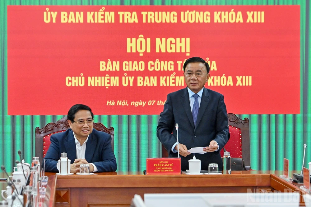 ban-giao-cong-tac-cua-chu-nhiem-uy-ban-kiem-tra-trung-uong-tran-cam-tu.jpg