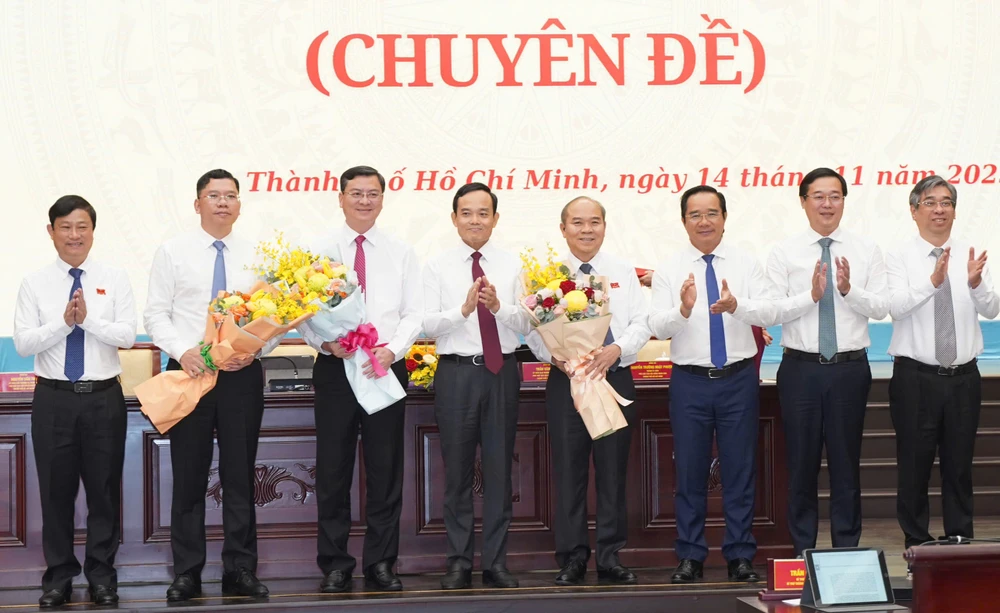 cac-ong-tran-van-bay-nguyen-cong-vinh-va-hoang-nguyen-dinh-lam-pho-chu-tich-ubnd-tp-hcm-2.jpg
