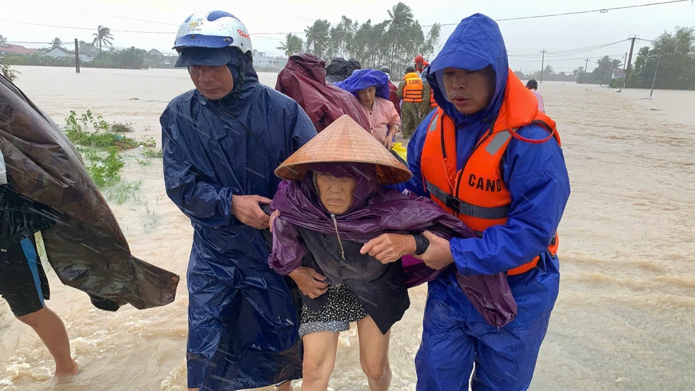 Bộ Chính trị, Ban Bí thư lập 5 đoàn công tác chỉ đạo khắc phục mưa lũ ở 4 tỉnh miền Trung