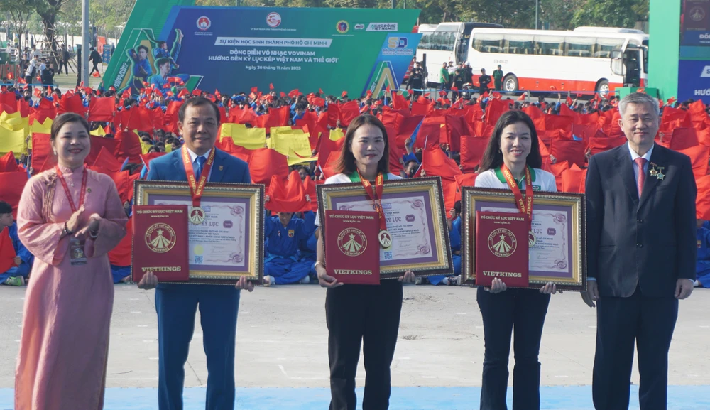 dong-dien-vo-nhac-vovinam-12-6463-8187.jpg