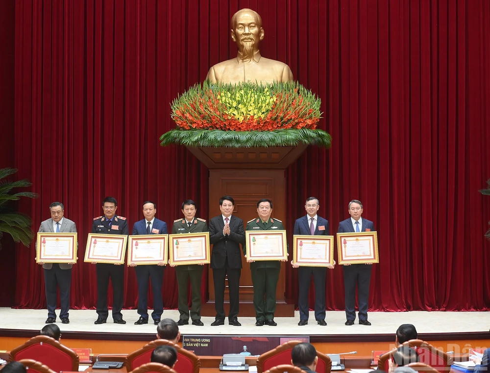 chu-tich-nuoc-luong-cuong-va-nhieu-lanh-dao-cap-cao-nhan-phan-thuong-cao-quy-1.jpg