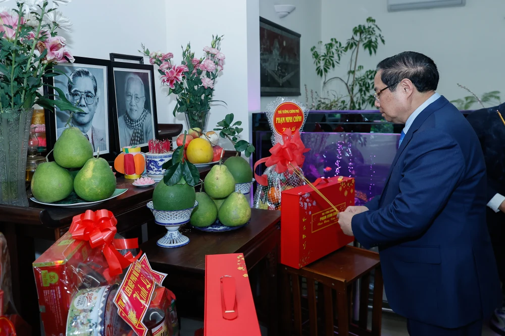 thu-tuong-pham-minh-chinh-dang-huong-cac-co-lanh-dao-va-tham-chuc-tet-nguyen-lanh-dao-dang-nha-nuoc-4.jpg