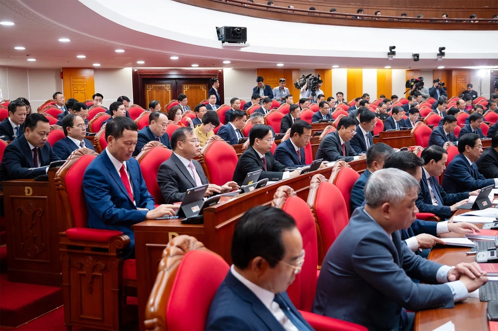 Hoi-nghi-trung-uong-2-khoa-xiv-pham-thang-3.jpg