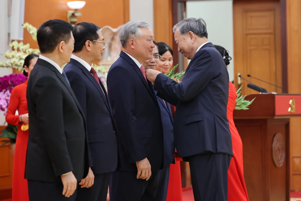 tong-bi-thu-to-lam-trao-huan-chuong-quan-cong-hang-nhat-va-huy-hieu-dang-tang-cac-lanh-dao-nguyen-lanh-dao-3.jpg