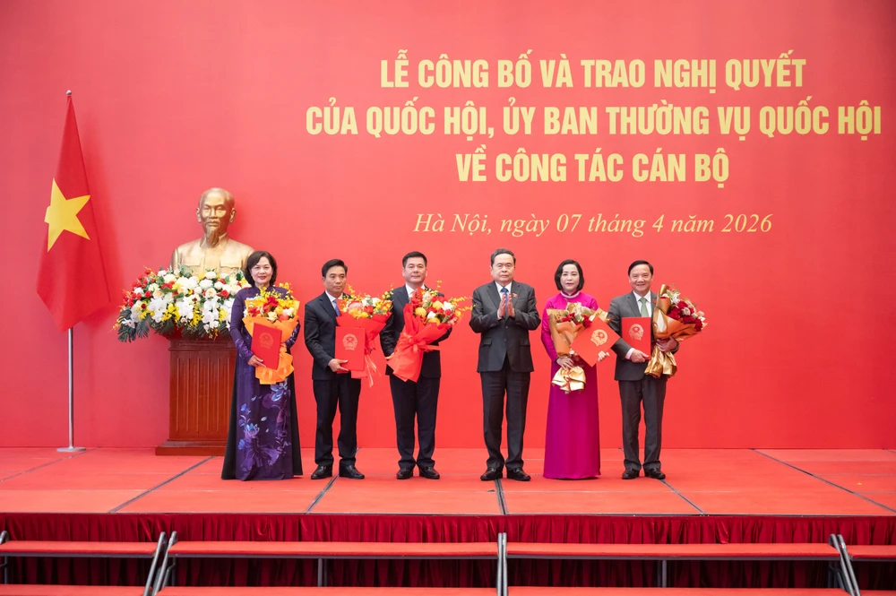 chu-tich-quoc-hoi-chu-tri-le-cong-bo-va-trao-cac-nghi-quyet-ve-cong-tac-can-bo-2.jpg