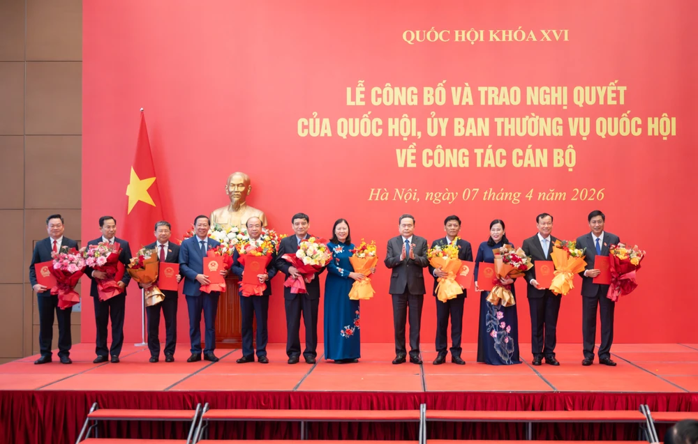 chu-tich-quoc-hoi-chu-tri-le-cong-bo-va-trao-cac-nghi-quyet-ve-cong-tac-can-bo-3.jpg