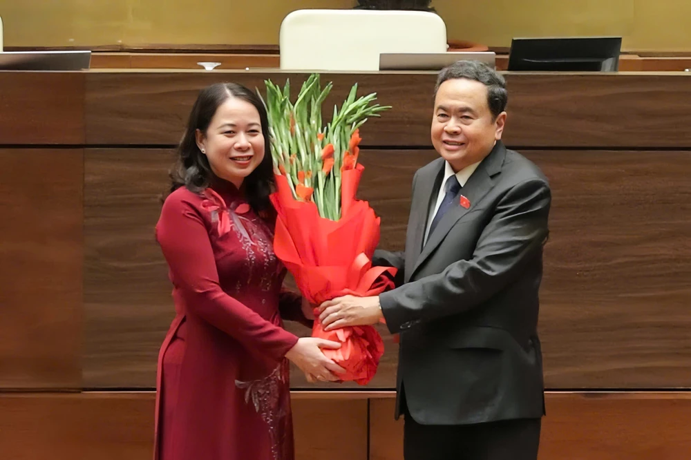 chu-tich-quoc-hoi-tran-thanh-man-trao-hoa-cho-pho-chu-tich-nuoc-vo-thi-anh-xuan(1).jpg