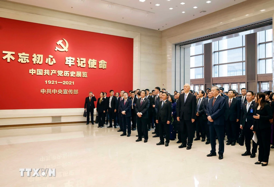 tong-bi-thu-chu-tich-nuoc-tham-bao-tang-lich-su-dang-cong-san-trung-quoc-2.jpg