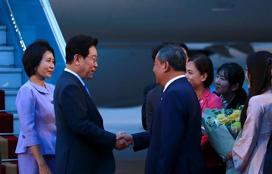 tong-thong-han-quoc-lee-jae-myung-va-phu-nhan-den-ha-noi-bat-dau-tham-cap-nha-nuoc-viet-nam-2.jpg