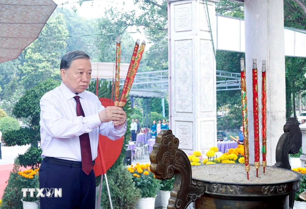 tong-bi-thu-chu-tich-nuoc-dang-huong-tuong-niem-cac-anh-hung-liet-sy-o-tay-ninh-1.jpg