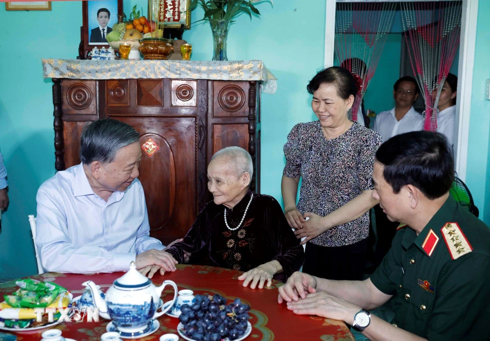 tong-bi-thu-chu-tich-nuoc-to-lam-tham-me-viet-nam-anh-hung-1.jpg