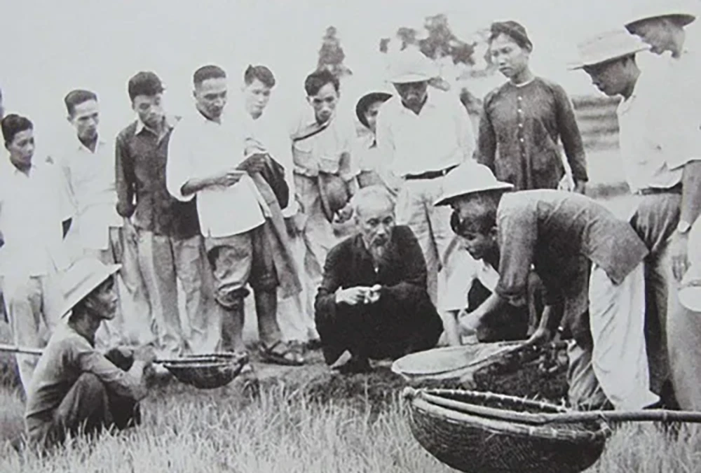 bac-ho-voi-nong-dan-quoc-oai copy.png