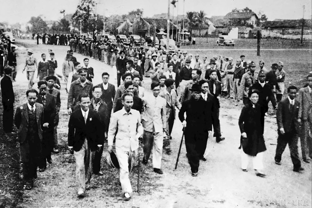 ky-niem-136-nam-ngay-sinh-bac-ho-anh-sang-ho-chi-minh-soi-duong-cho-chung-ta-di.jpg