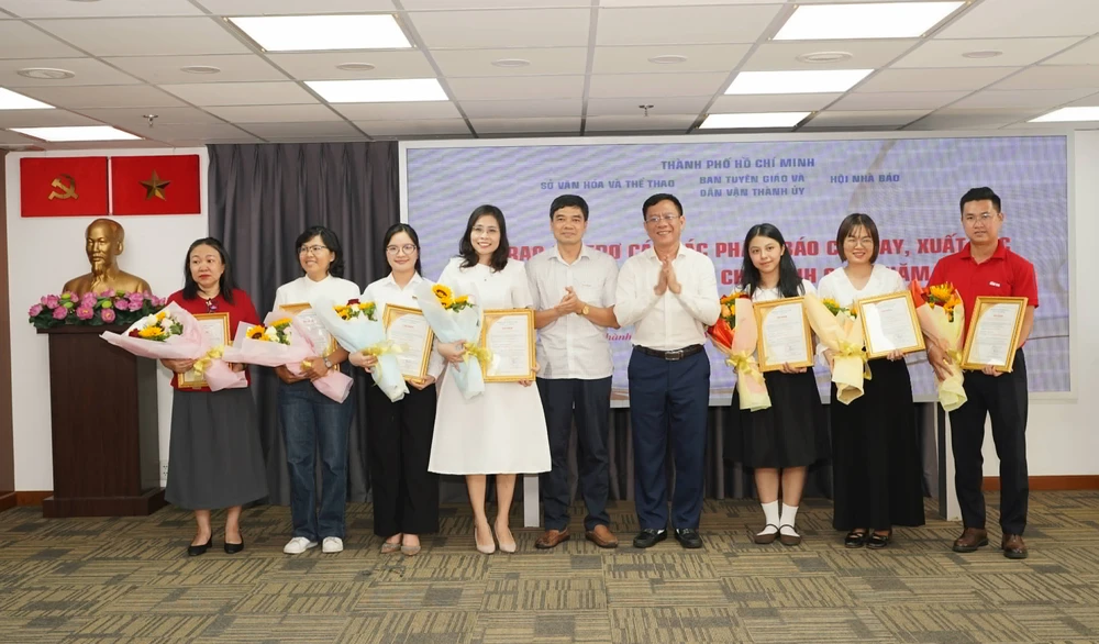 bao-phap-luat-tp-hcm-co-5-tac-pham-xuat-sac-viet-ve-tp-hcm-duoc-trao-thu-khen-quy-i-2026-minh-hoang-3.jpeg