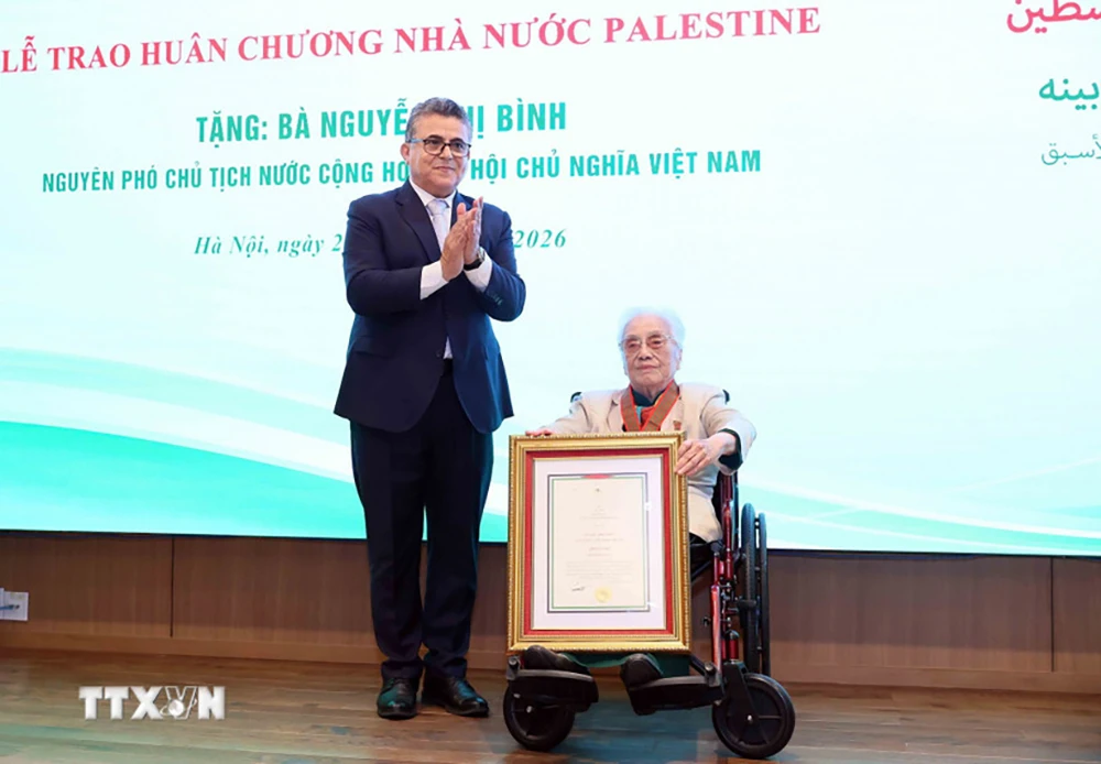 nguyen-pho-chu-tich-nuoc-nguyen-thi-binh-nhan-huan-chuong-ngoi-sao-cong-trang-cua-palestine-2.jpg
