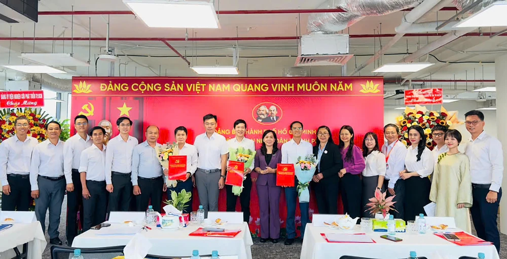 cong-bo-quyet-dinh-thanh-lap-chi-bo-co-quan-dieu-hanh-trung-tam-tai-chinh-quoc-te-tai-tp-hcm-2.jpg